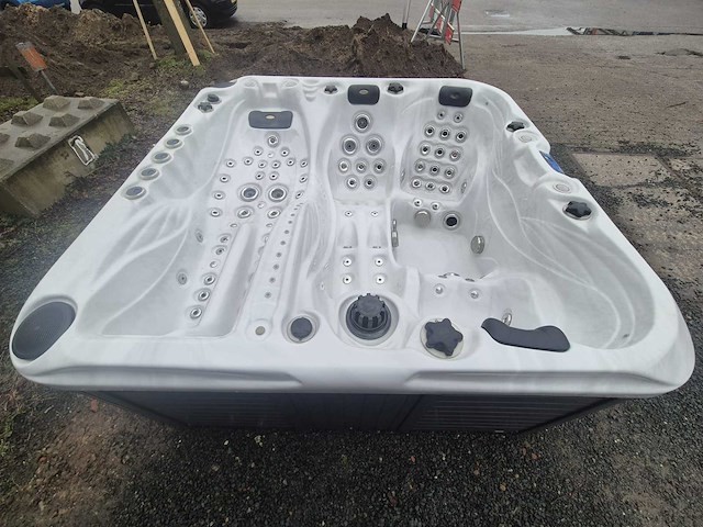 Sunbelt spas 4 persoons jacuzzi en buitenspa - afbeelding 15 van  21