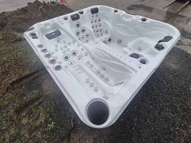 Sunbelt spas 4 persoons jacuzzi en buitenspa - afbeelding 16 van  21