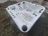 Sunbelt spas 4 persoons jacuzzi en buitenspa - afbeelding 16 van  21