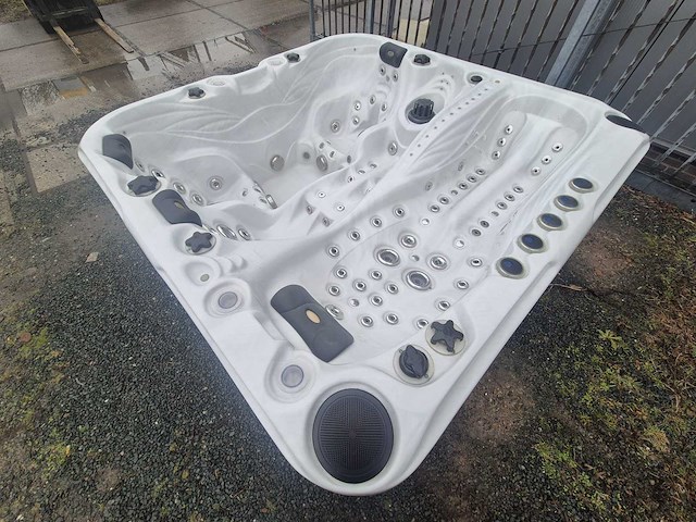 Sunbelt spas 4 persoons jacuzzi en buitenspa - afbeelding 18 van  21
