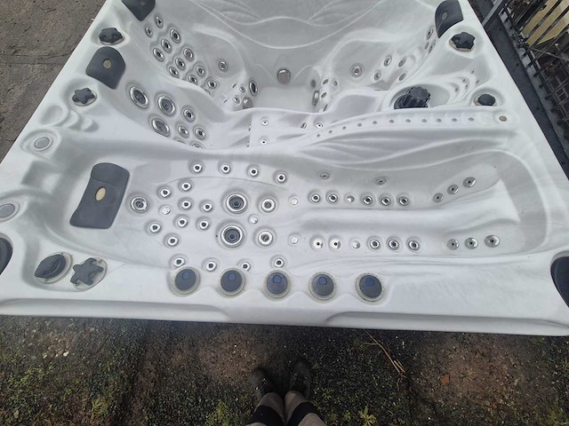 Sunbelt spas 4 persoons jacuzzi en buitenspa - afbeelding 17 van  17
