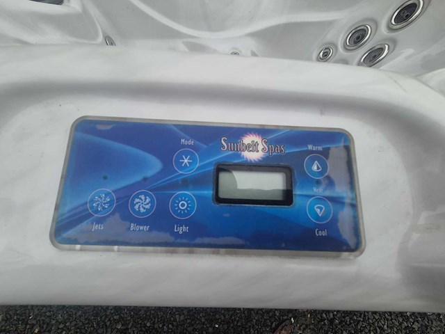 Sunbelt spas 4 persoons jacuzzi en buitenspa - afbeelding 17 van  19