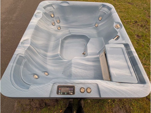 Sundance 5 persoons jacuzzi en buitenspa - afbeelding 1 van  4