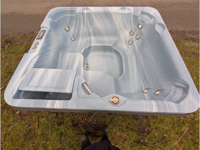 Sundance 5 persoons jacuzzi en buitenspa - afbeelding 2 van  4