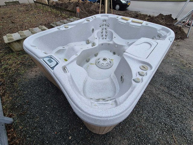 Sundance spa 4 persoons jacuzzi en buitenspa - afbeelding 6 van  12
