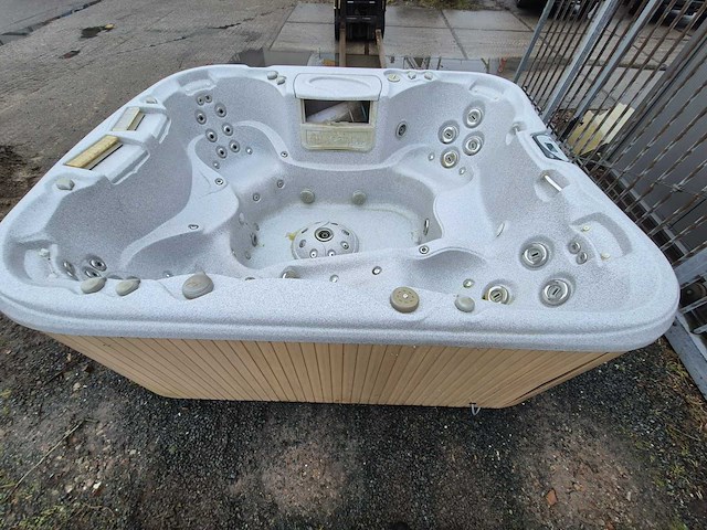 Sundance spa 4 persoons jacuzzi en buitenspa - afbeelding 11 van  12