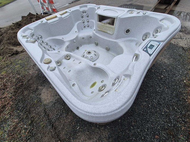 Sundance spa 4 persoons jacuzzi en buitenspa - afbeelding 16 van  21