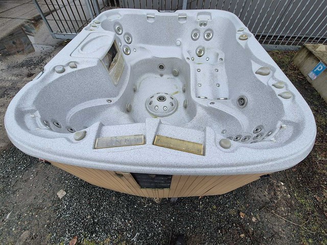 Sundance spa 4 persoons jacuzzi en buitenspa - afbeelding 2 van  2