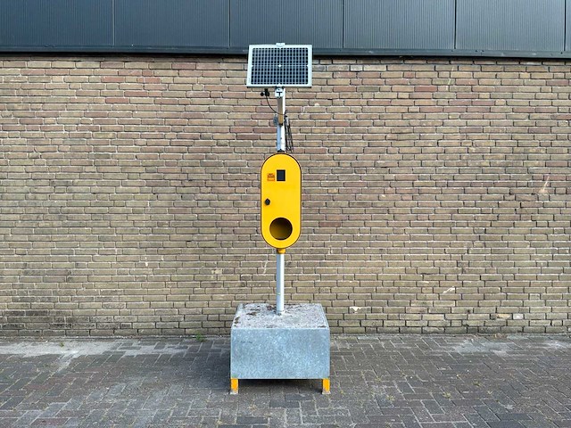 Sundo zonnebrand dispensor met zonnepaneel - afbeelding 1 van  6