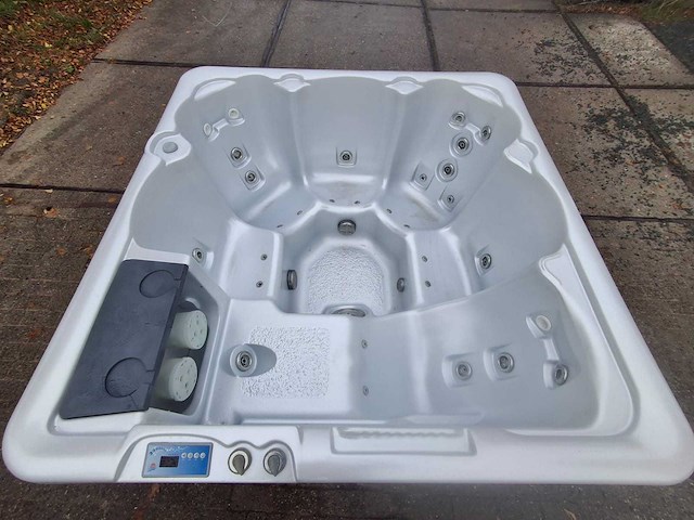 Sunrise 6 persoons jacuzzi en buitenspa - afbeelding 1 van  26