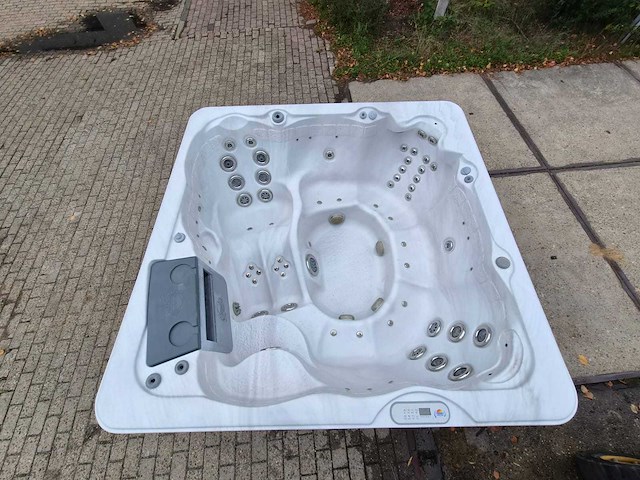 Sunrise 6 persoons jacuzzi en buitenspa - afbeelding 1 van  28