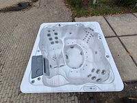 Sunrise 6 persoons jacuzzi en buitenspa - afbeelding 1 van  28