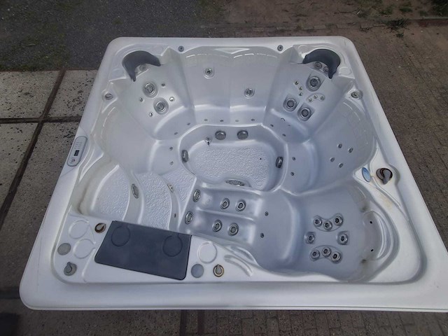 Sunrise 7 persoons jacuzzi en buitenspa - afbeelding 1 van  29