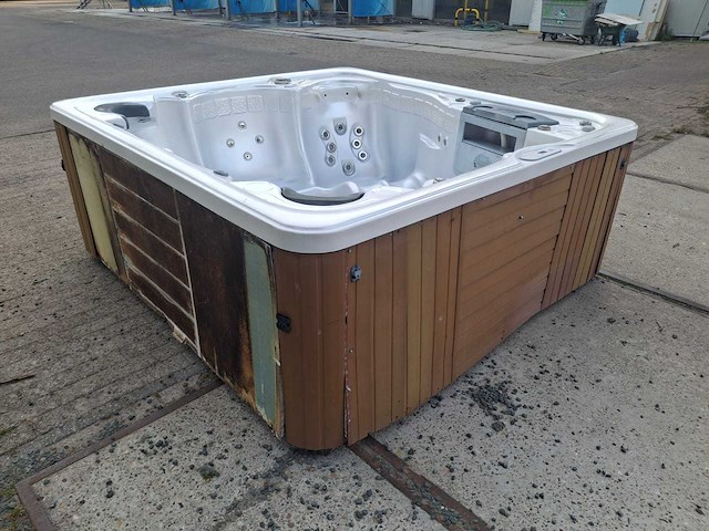 Sunrise 7 persoons jacuzzi en buitenspa - afbeelding 1 van  10