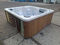 Sunrise 7 persoons jacuzzi en buitenspa - afbeelding 1 van  10