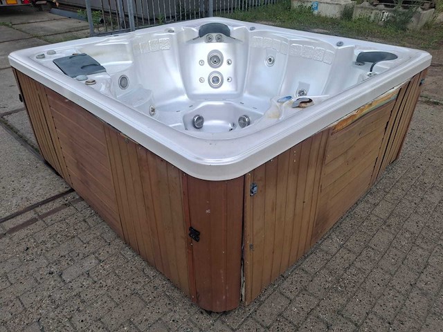 Sunrise 7 persoons jacuzzi en buitenspa - afbeelding 7 van  10