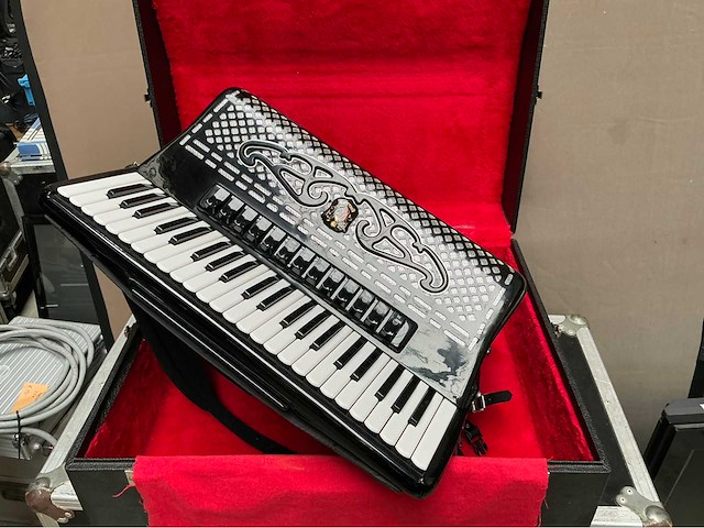 Superior 9 accordeon muziekinstrument - afbeelding 1 van  14