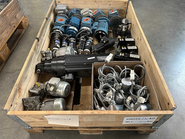 Superior electric, staubli - partij elektromotoren, servomotoren, vertragingsmotoren - afbeelding 1 van  13