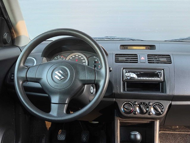 Suzuki - 2005 - swift - 1.3 gls - 03-rr-xl - afbeelding 3 van  23