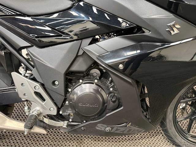 Suzuki - gsx 250 ra - sport - 5724 km - motorfiets - 2020 - afbeelding 1 van  14