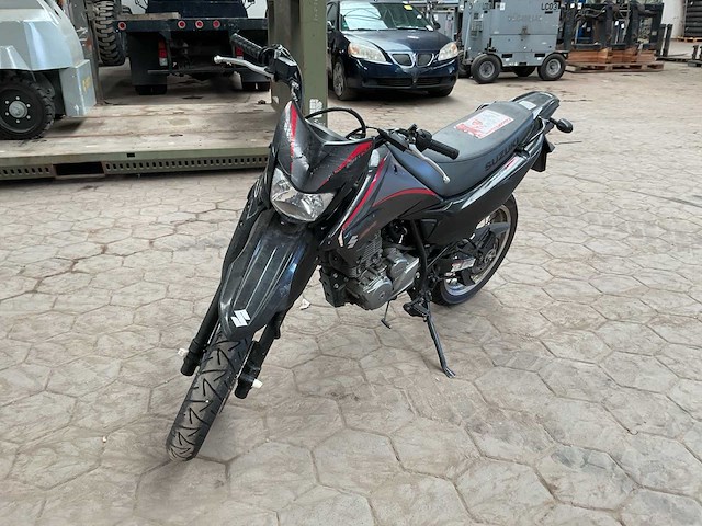 Suzuki 125 sm motorfiets - afbeelding 1 van  12