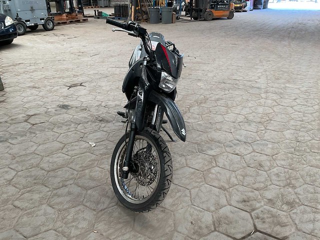 Suzuki 125 sm motorfiets - afbeelding 5 van  12