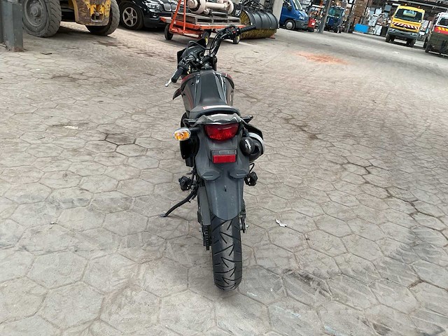 Suzuki 125 sm motorfiets - afbeelding 8 van  12