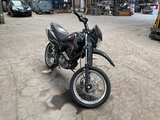 Suzuki 125 sm motorfiets - afbeelding 8 van  13