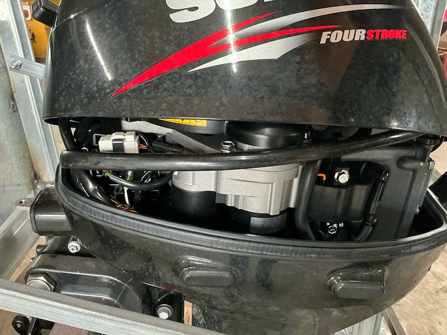 Suzuki four stroke 9.9 buitenboordmotor - afbeelding 19 van  20
