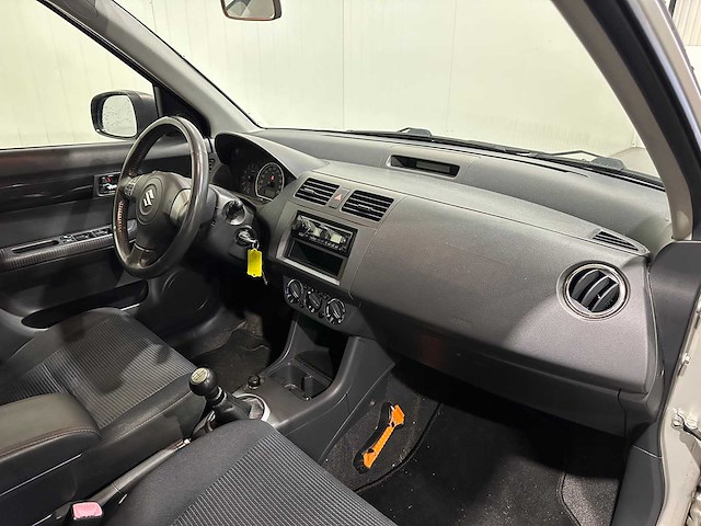 Suzuki swift 1.3 shogun 05-xn-ls - afbeelding 3 van  23
