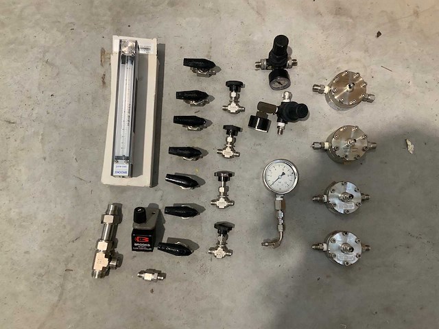 Swagelok brooks instrument - eliquibar - industriële kleppen, debietmeter en regelaars (18x) - afbeelding 1 van  3