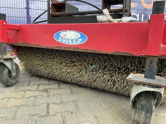 Sweep veegmachine vorkheftruck - afbeelding 5 van  6