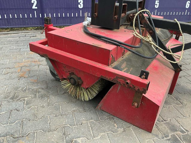 Sweep veegmachine vorkheftruck - afbeelding 6 van  6
