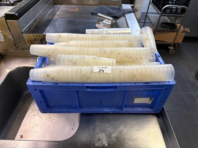 Swinckels partij plastic bekers - afbeelding 1 van  2