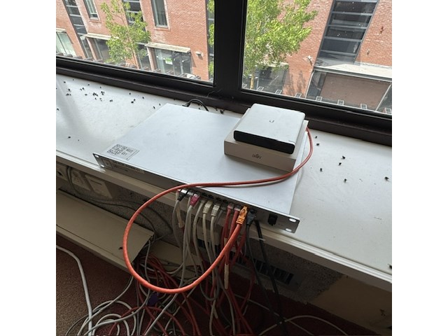 Switch en cloud key plus unifi - afbeelding 1 van  4