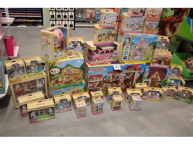 Sylvanian families combipakket met grote hoeveelheid poppen en accessoires, ruim 35 verschillende sets. - afbeelding 1 van  4