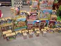Sylvanian families combipakket met grote hoeveelheid poppen en accessoires, ruim 35 verschillende sets. - afbeelding 1 van  4