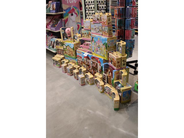 Sylvanian families combipakket met grote hoeveelheid poppen en accessoires, ruim 35 verschillende sets. - afbeelding 2 van  4