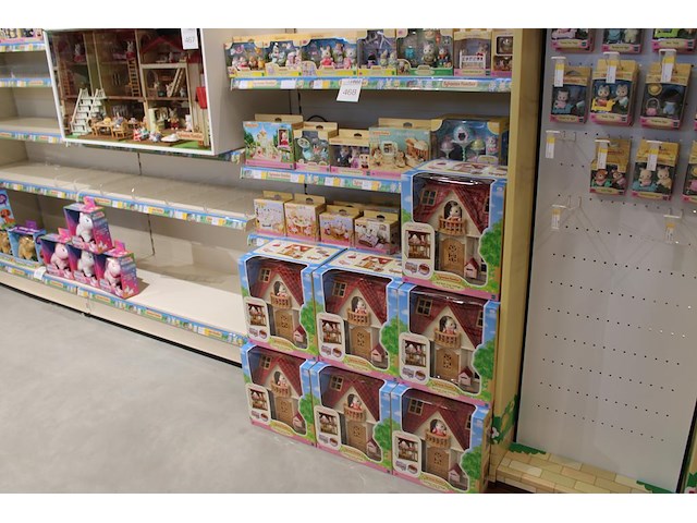Sylvanian families diverse huizen en families in verschillende uitvoeringen,75 items in en op schap, inclus... - afbeelding 1 van  2