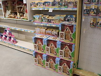 Sylvanian families diverse huizen en families in verschillende uitvoeringen,75 items in en op schap, inclus... - afbeelding 1 van  2