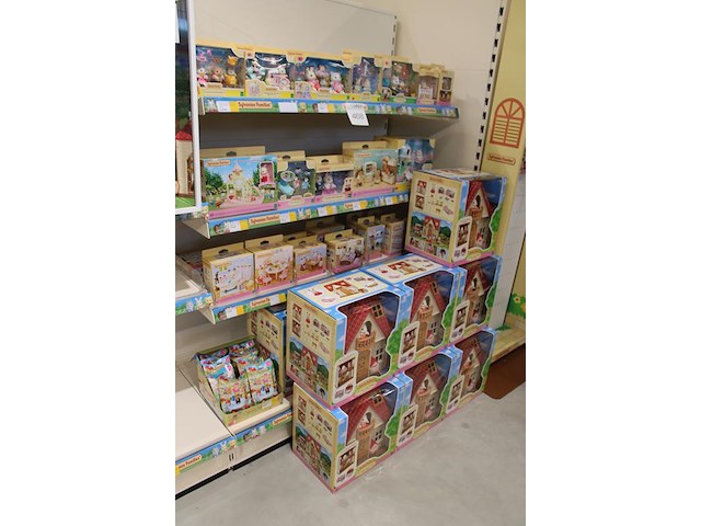 Sylvanian families diverse huizen en families in verschillende uitvoeringen,75 items in en op schap, inclus... - afbeelding 2 van  2