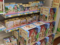Sylvanian families diverse huizen en families in verschillende uitvoeringen,75 items in en op schap, inclus... - afbeelding 2 van  2