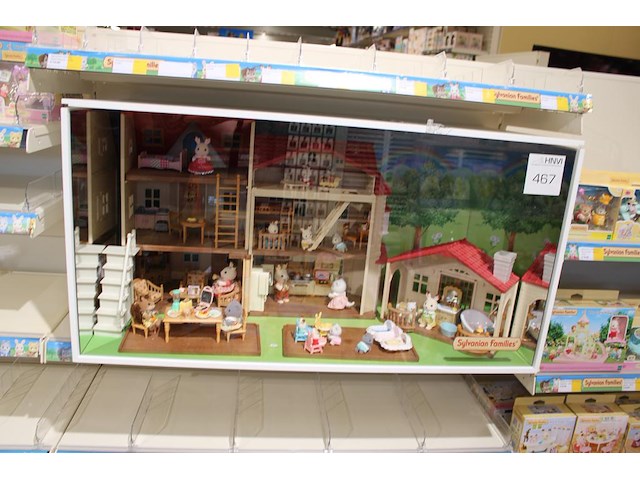 Sylvanian families poppenhuis met diverse accessoires in vitrine. let op: figuren zijn verlijmd. exclusief ... - afbeelding 1 van  2