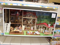 Sylvanian families poppenhuis met diverse accessoires in vitrine. let op: figuren zijn verlijmd. exclusief ... - afbeelding 1 van  2