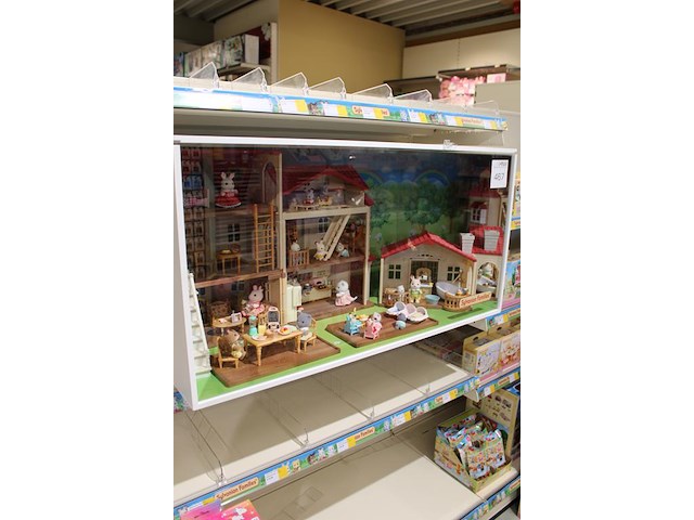 Sylvanian families poppenhuis met diverse accessoires in vitrine. let op: figuren zijn verlijmd. exclusief ... - afbeelding 2 van  2