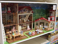 Sylvanian families poppenhuis met diverse accessoires in vitrine. let op: figuren zijn verlijmd. exclusief ... - afbeelding 2 van  2
