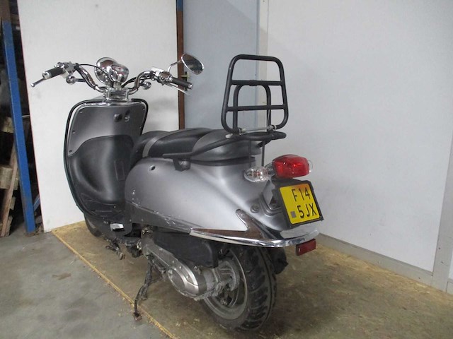 Sym - bromscooter - allo retro - scooter - afbeelding 2 van  10