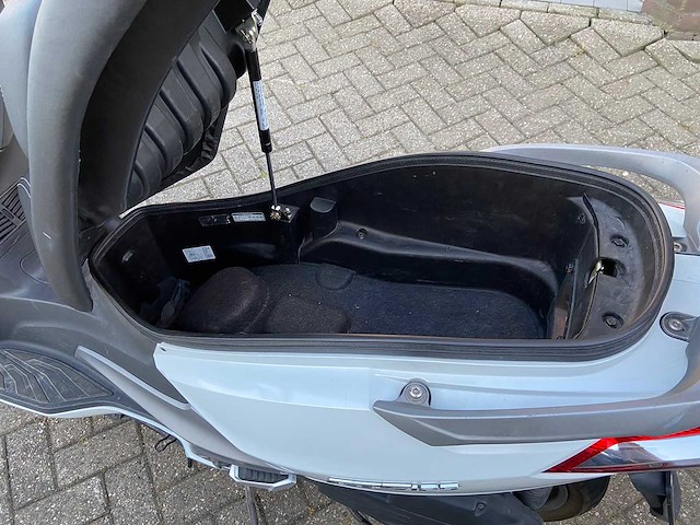 Sym - scooter - gts 125 - motorfiets - afbeelding 2 van  3