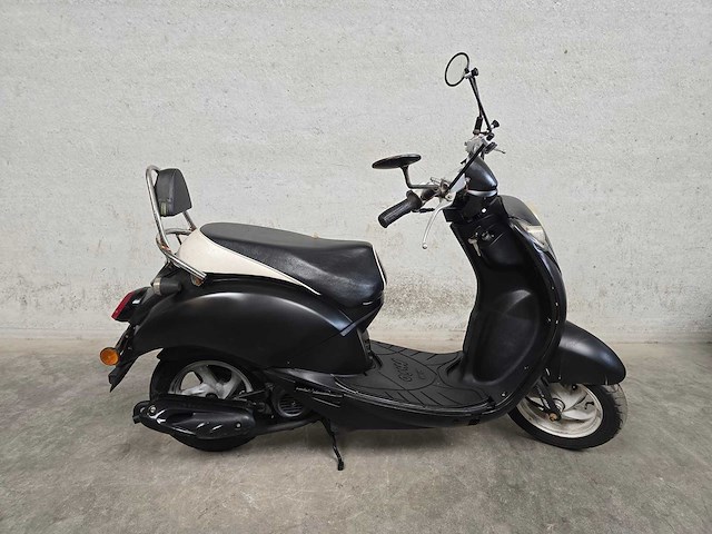 Sym - snorscooter - mio 50 - 4t 25km uitvoering d548dk - afbeelding 2 van  7