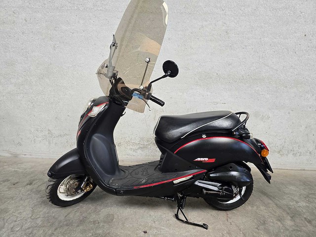 Sym - snorscooter - mio 50 - 4t 25km uitvoering d801tf - afbeelding 1 van  7